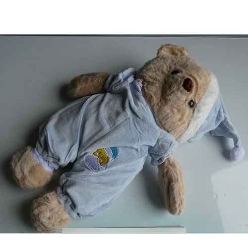 Jouet en peluche en forme d'ours mignon, pourpée en forme d'ours mignon avec vêtements de couchage