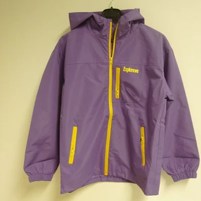 Shein — Veste à capuchon mauve et zip jaune