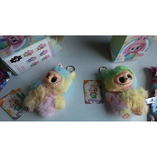 Counterfeit POPMART — Peluche Pupazzo Couleur Arc en Ciel. Magnifique douce pour les calins