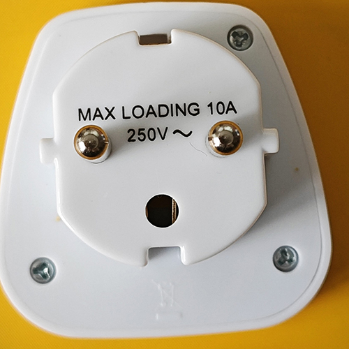 LECHPOL — Universal travel adapter