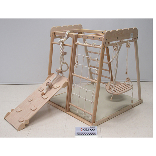 Wood and hearts — Montessori