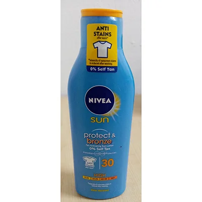 Nivea — SUN Protect & Bronze sunscreen milk