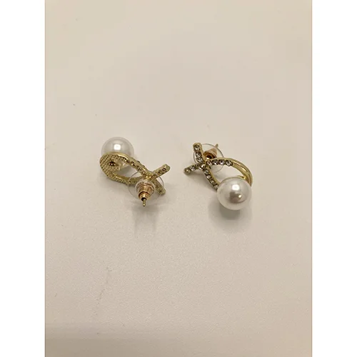 Fashion — Earrings with pearls