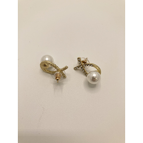 Fashion — Earrings with pearls