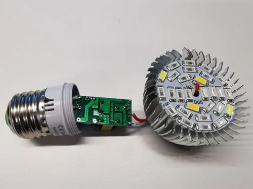 - — Led lamppu