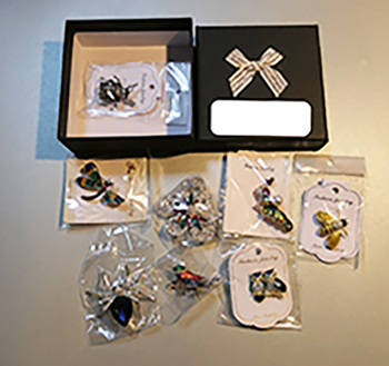 Brooches set