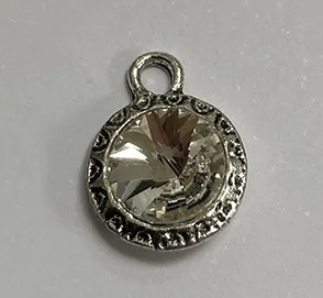 Silverfärgat hänge med transparent sten