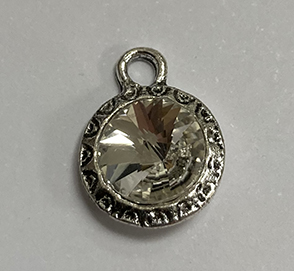 Silverfärgat hänge med transparent sten