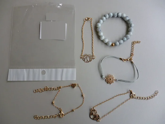 Set mehrere Armbänder aus goldfarbenen Ketten mit vers. Anhänger in Blumen, Herzen, und Kugeln