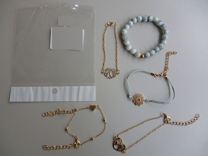 Set mehrere Armbänder aus goldfarbenen Ketten mit vers. Anhänger in Blumen, Herzen, und Kugeln