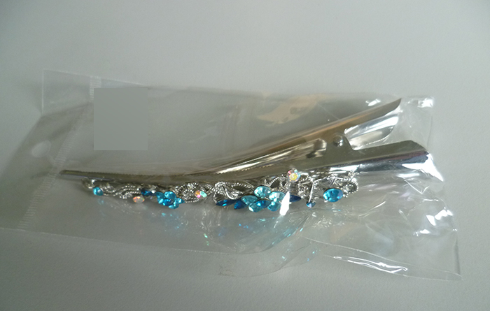 Haarklammer in Bananenform mit blauen Strass-Steinen
