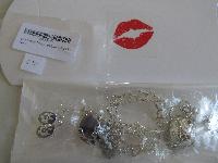 Orion Creations — Vampire Diaries Geschenkpackung Halsketten, Ohrringe und Armband in Kissenkasten