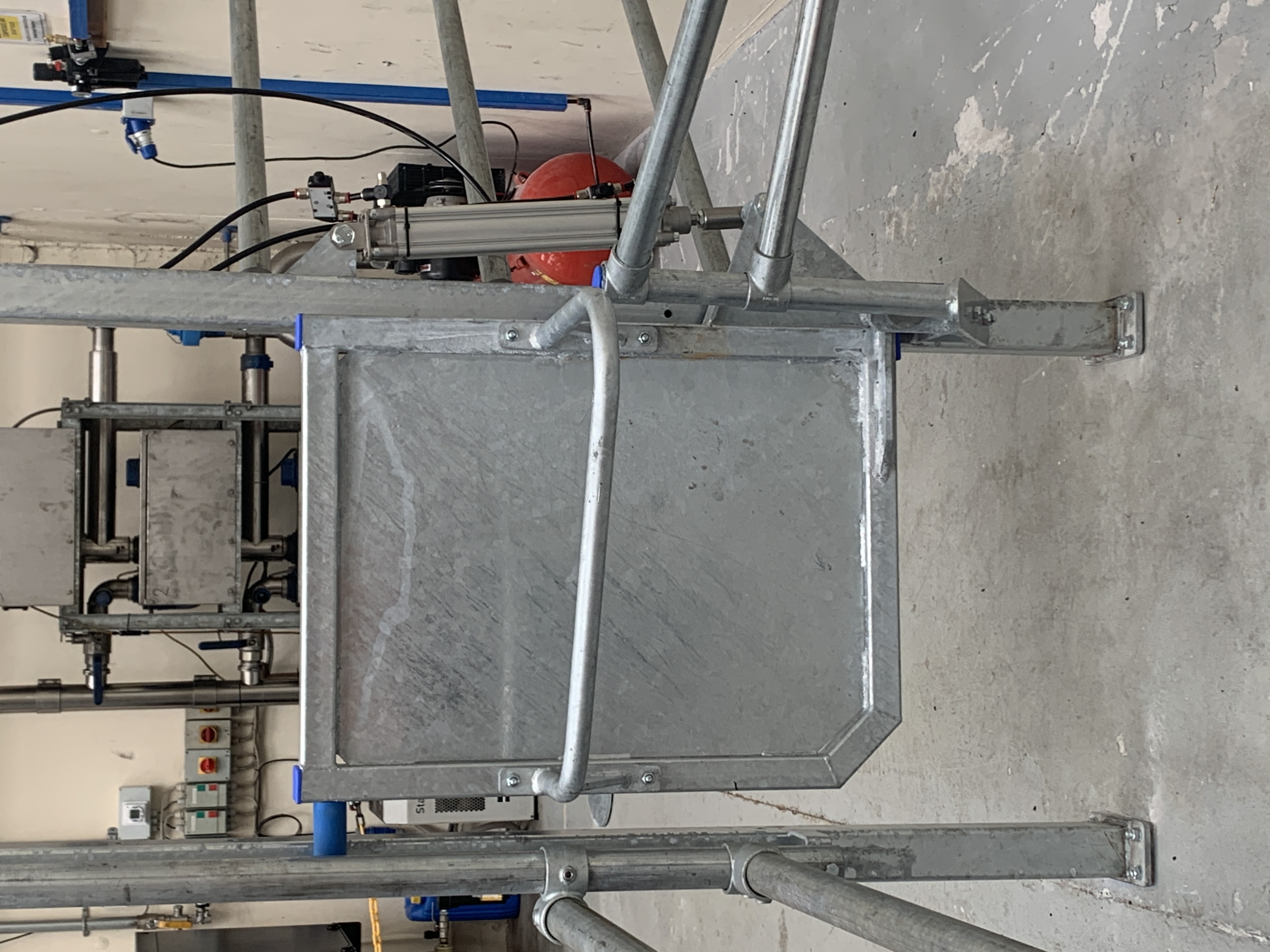 Dairymaster, Dairymaster Air Back Gate — Pneumatic powered gates for use in milking parlour