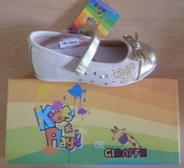 GIRAFFE — Kids at Play