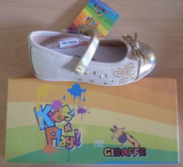GIRAFFE — Kids at Play