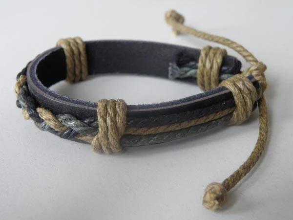 Cserépváros — bőr-cérna karkötő ('leather-thread wristband')