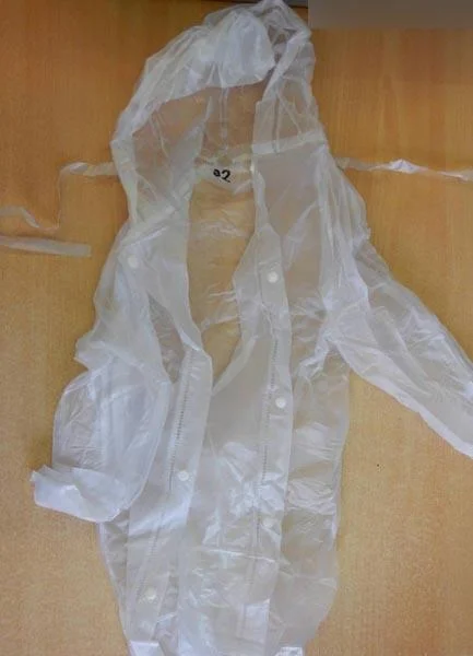 SL — gyermek esőköpeny  ('Children's raincoat')