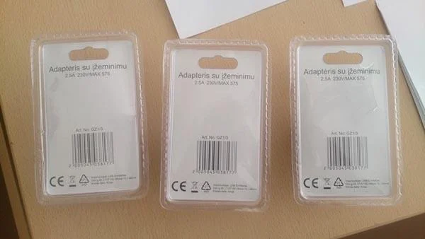 Aoboer — Adapteris su įžeminimu ('Plug adaptor with earthing')