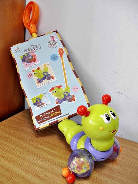 HuiLe Toys — Pushing and Swinging Ladybug