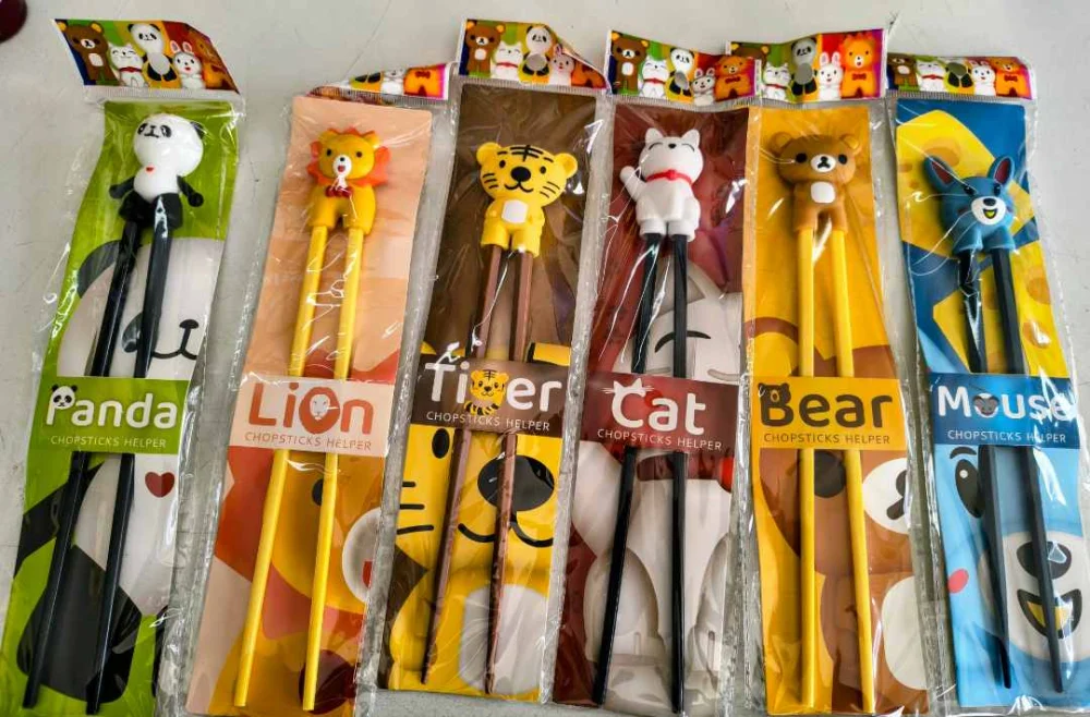 chopsticks helper — lion, lapin, tigre, souris, ours, chat chopsticks helper / aide baguette et baguette modèle lion, lapin, souris, ours, chat, tigre.