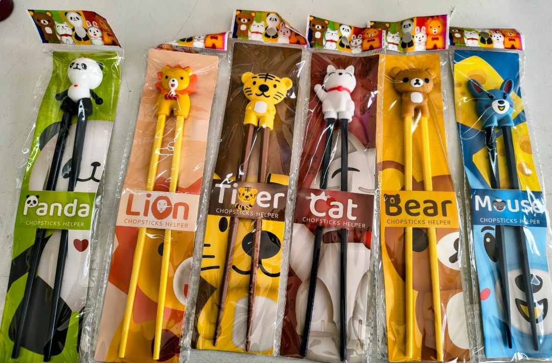 chopsticks helper — lion, lapin, tigre, souris, ours, chat chopsticks helper / aide baguette et baguette modèle lion, lapin, souris, ours, chat, tigre.