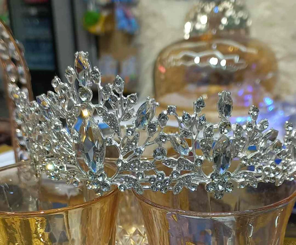 diademe — diadème couleur argent avec des strass blancs
