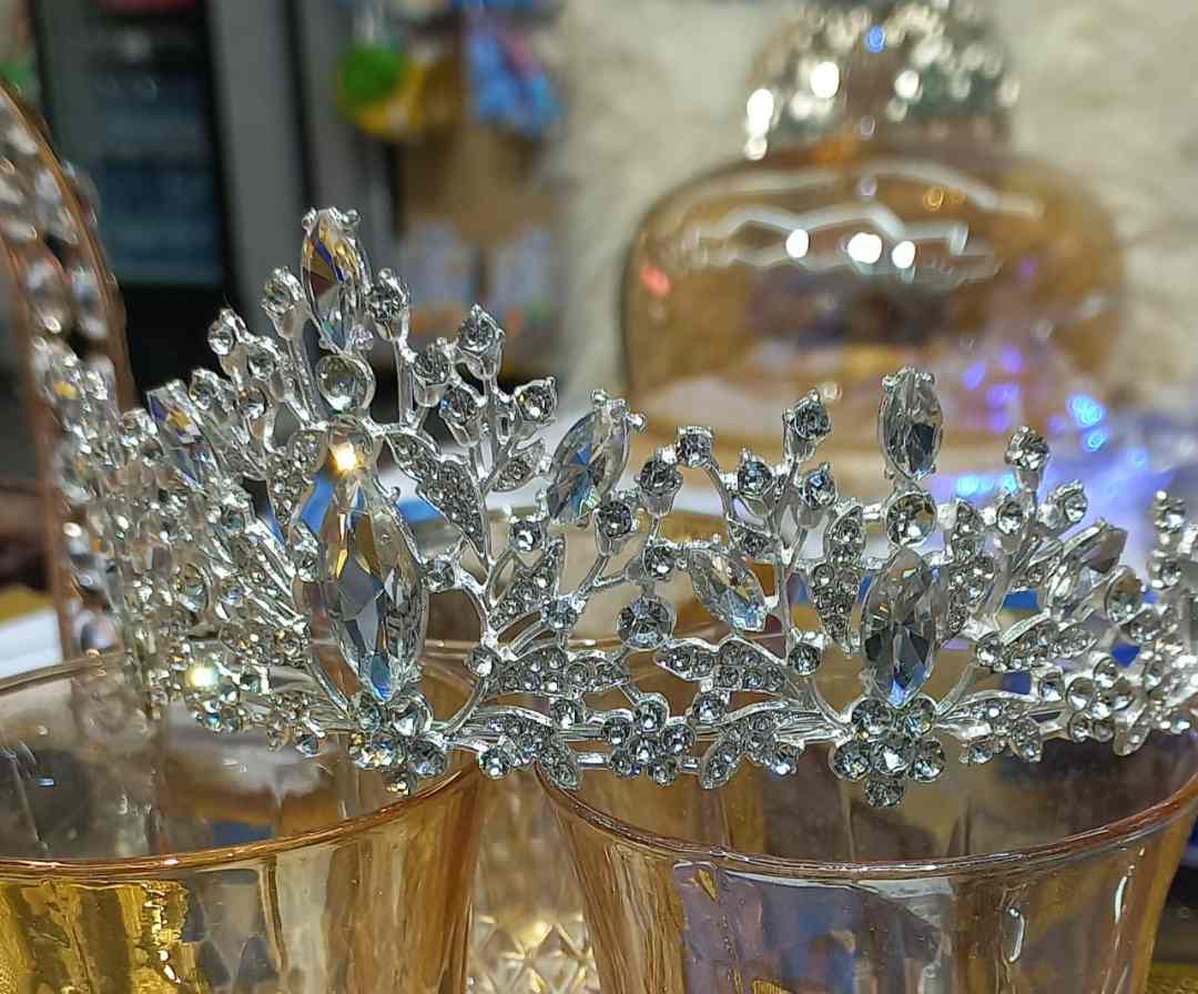 diademe — diadème couleur argent avec des strass blancs